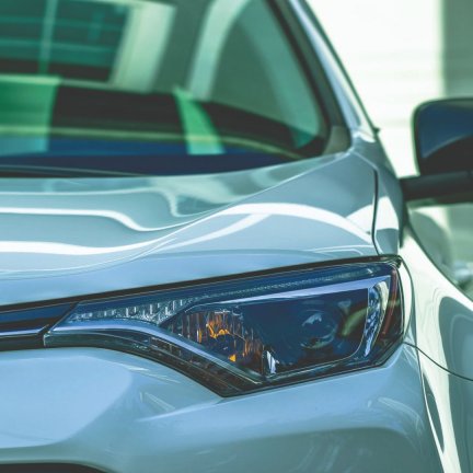 Faro frontal de coche blanco
