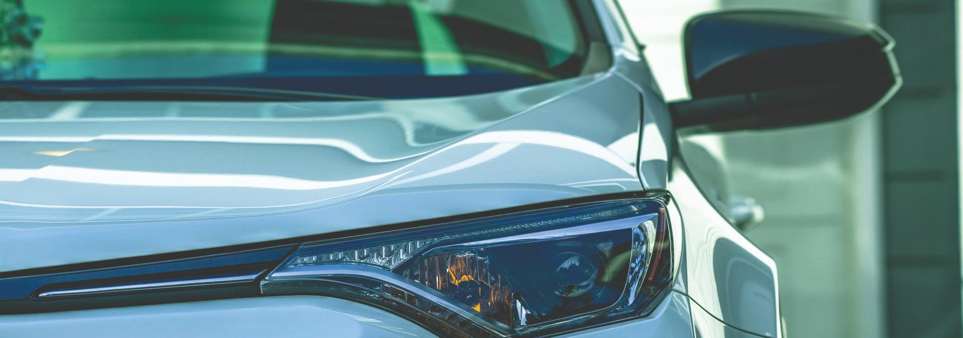 Faro frontal de coche blanco