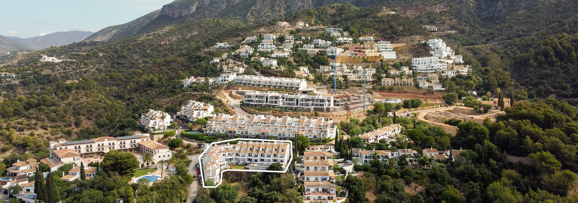 Viviendas rodeadas de montañas