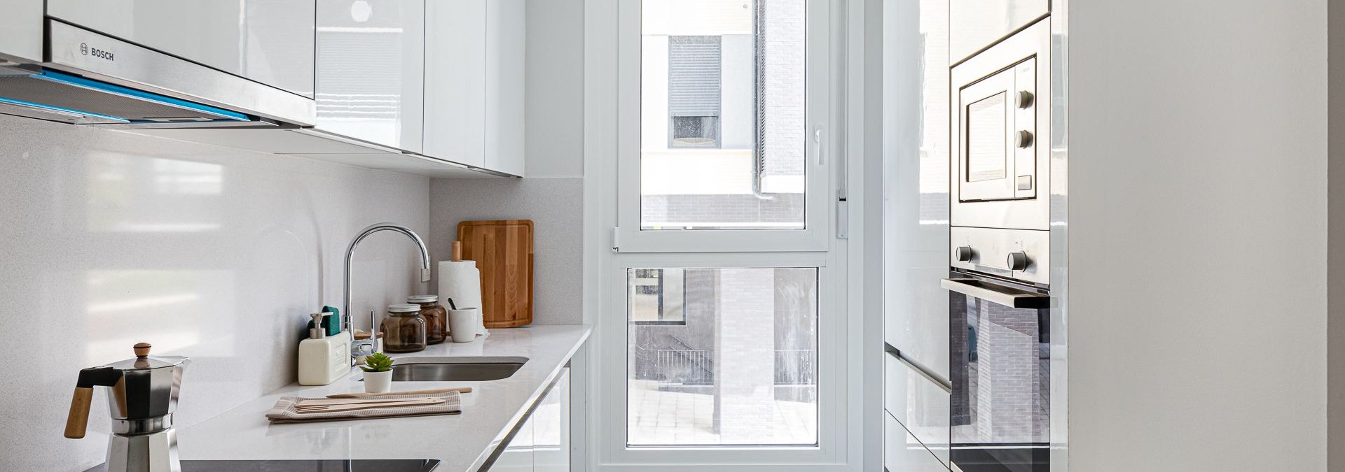 Cocina luminosa con muebles blancos Culmia Aritzatxu Berdea