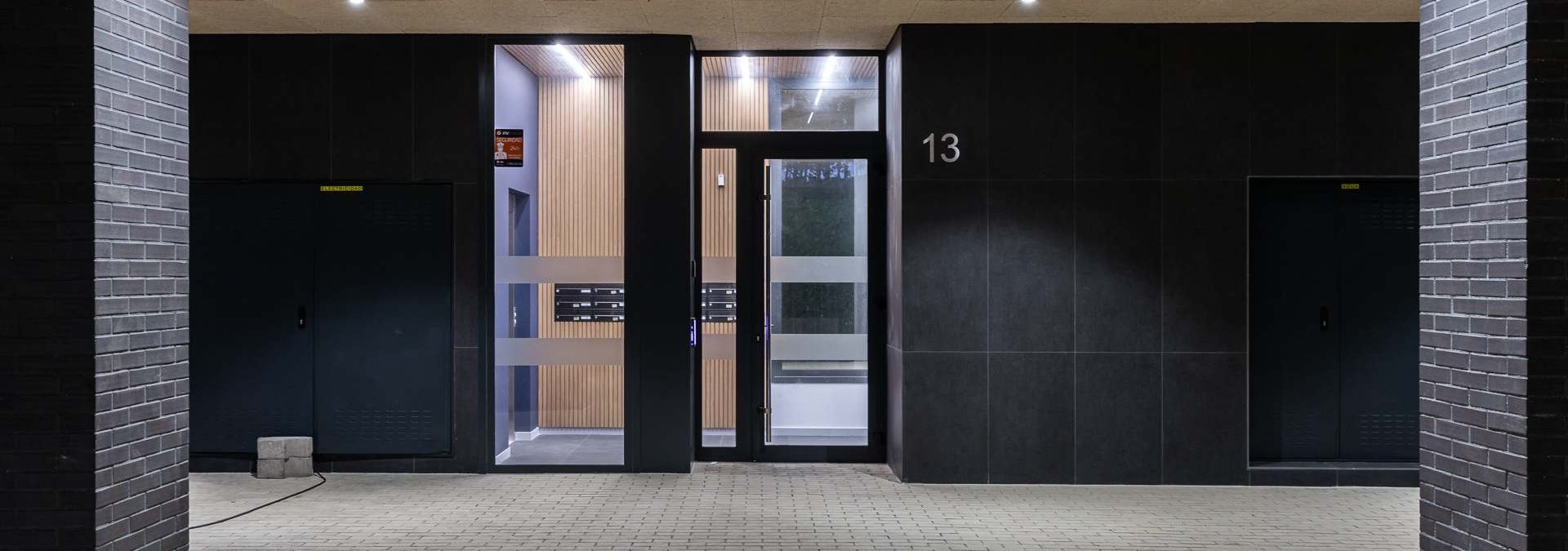 Entrada edificio viviendas Culmia Aritzatxu Berdea