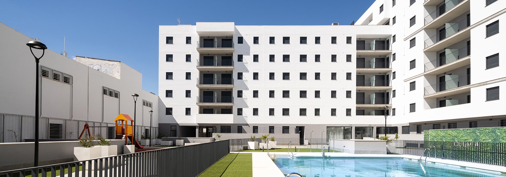 Piscina y zona infantil
