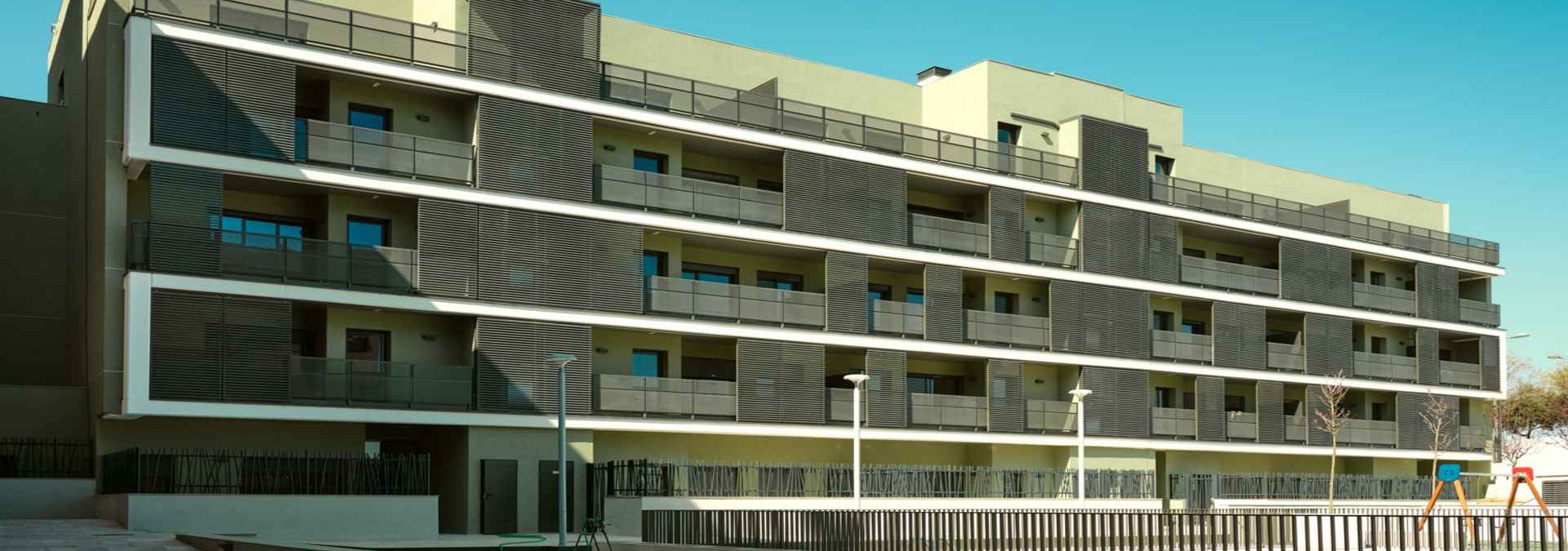 Pisos con terraza vistos desde el jardín exterior