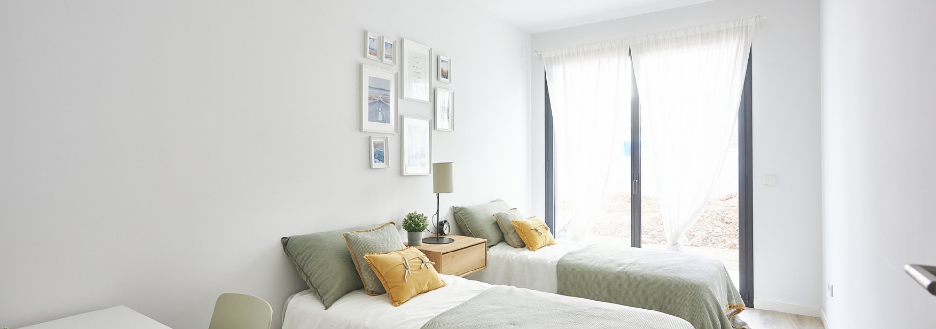 Dormitorio con salida al jardin en Sitges de obra nueva