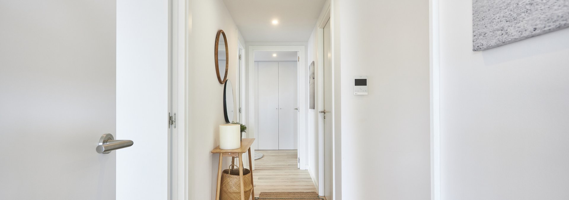 Pasillo viviendas obra nueva Sitges