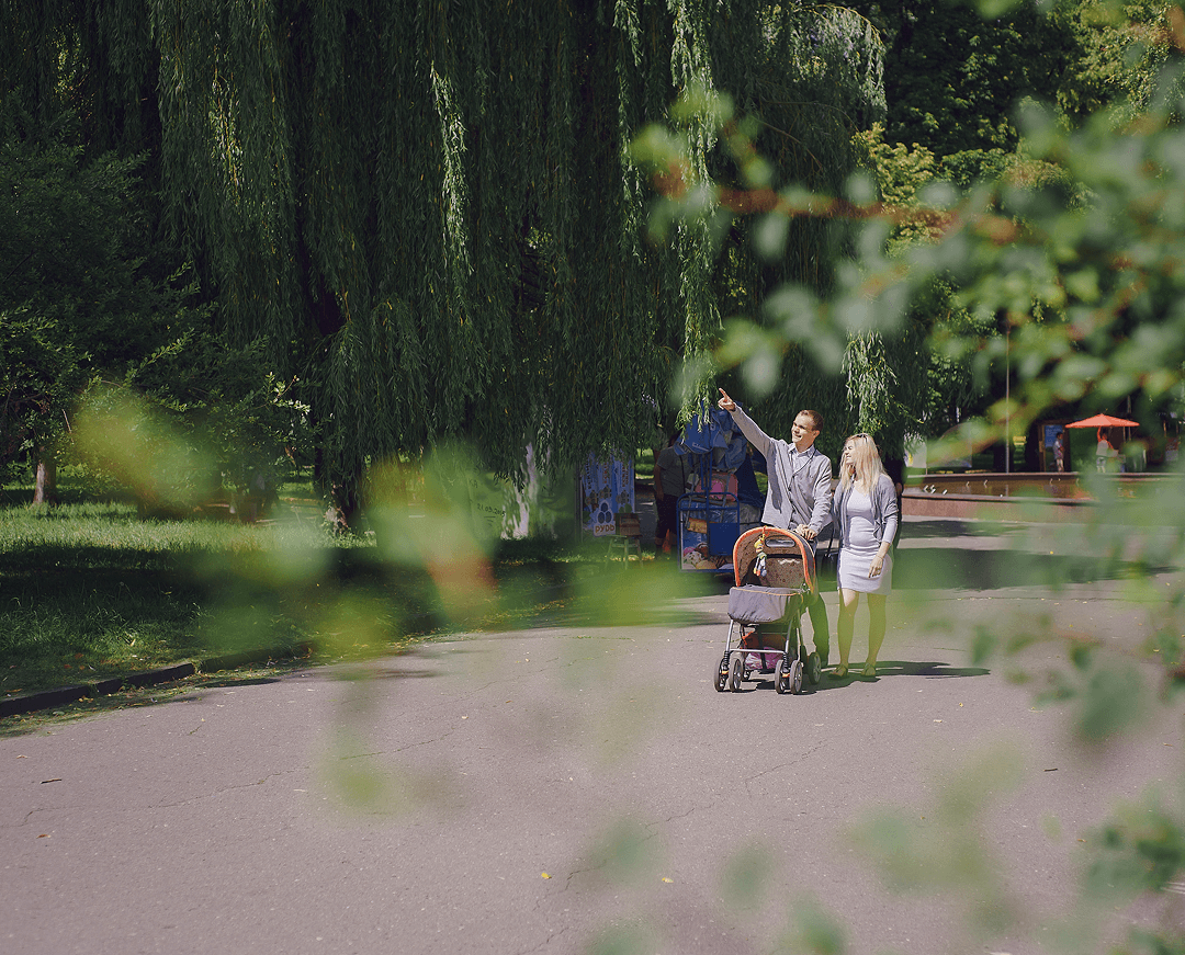 padre joven senalando algo su pareja 1