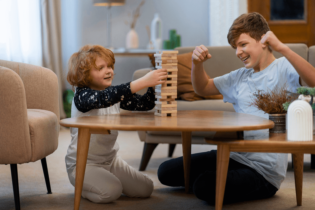 8 Ideas de juegos para niños en casa 3 Niños jugando en casa