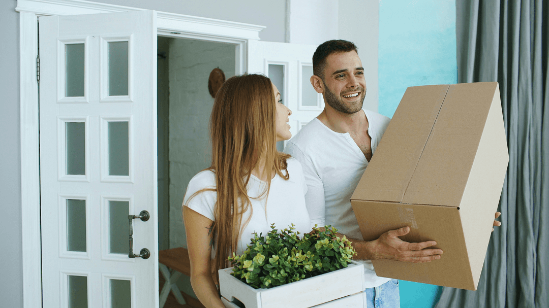 Familia entrando a vivir en una casa nueva 