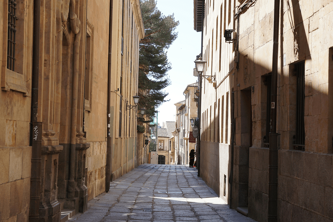 Calle estrecha de una ciudad de España