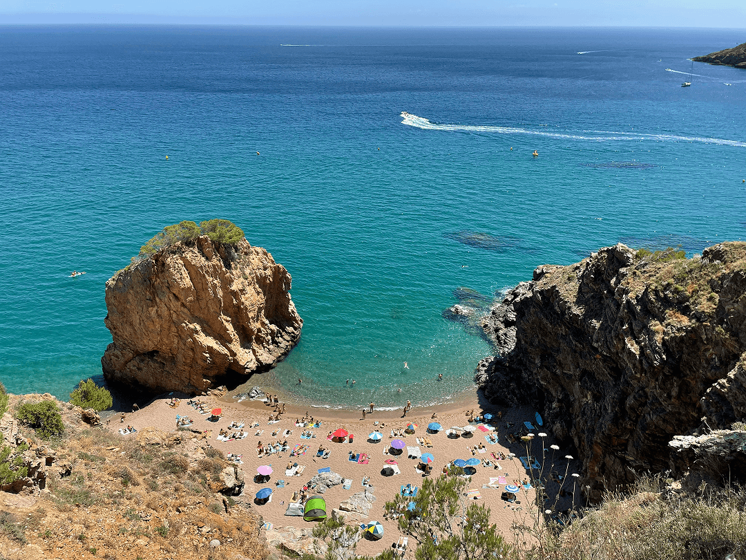 Acantilado con vistas a una playa de España 