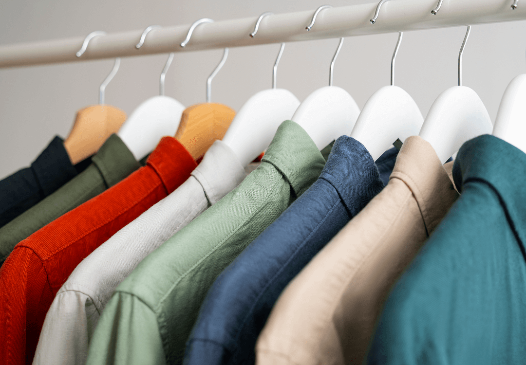 Camisetas colgadas en un armario 