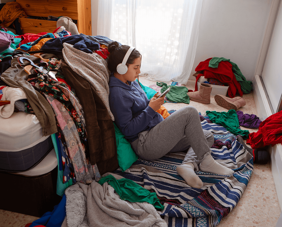 messy interior full clothing 1