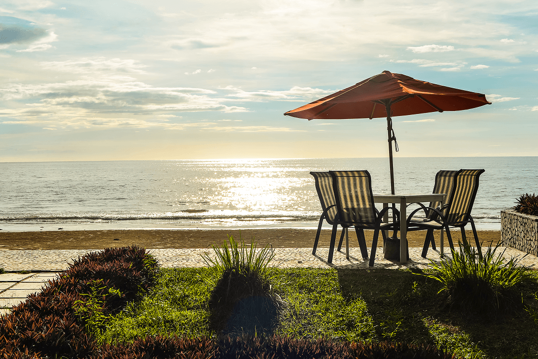 7 ideas para decorar tu casa en la playa 3 Terraza con colores mediterráneos en la casa de la playa
