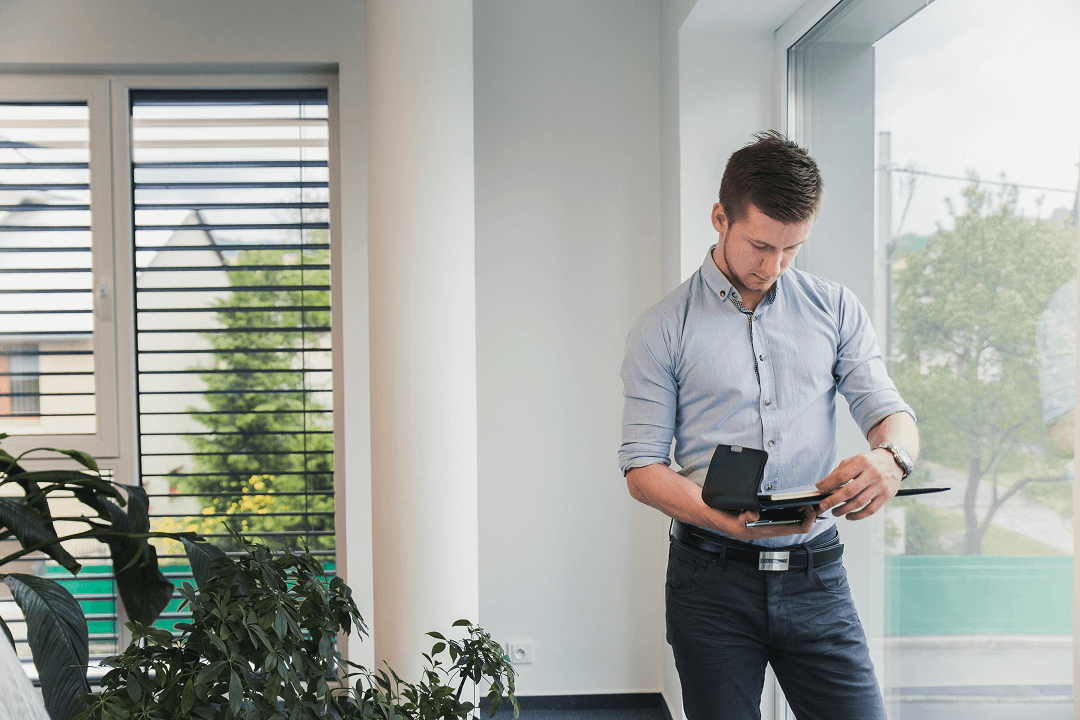 Directivo revisando la nueva ley de la vivienda 