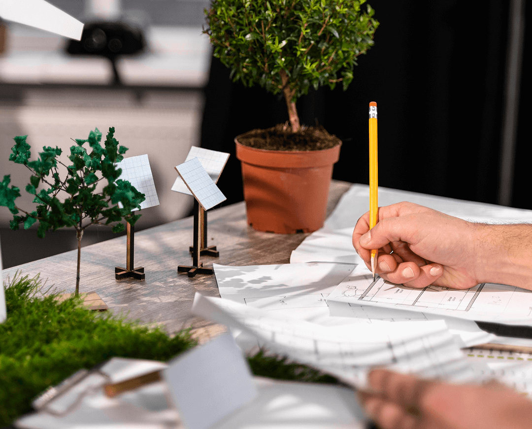 vista lateral del hombre que trabaja en un proyecto de energia eolica ecologica con planes en papel 1