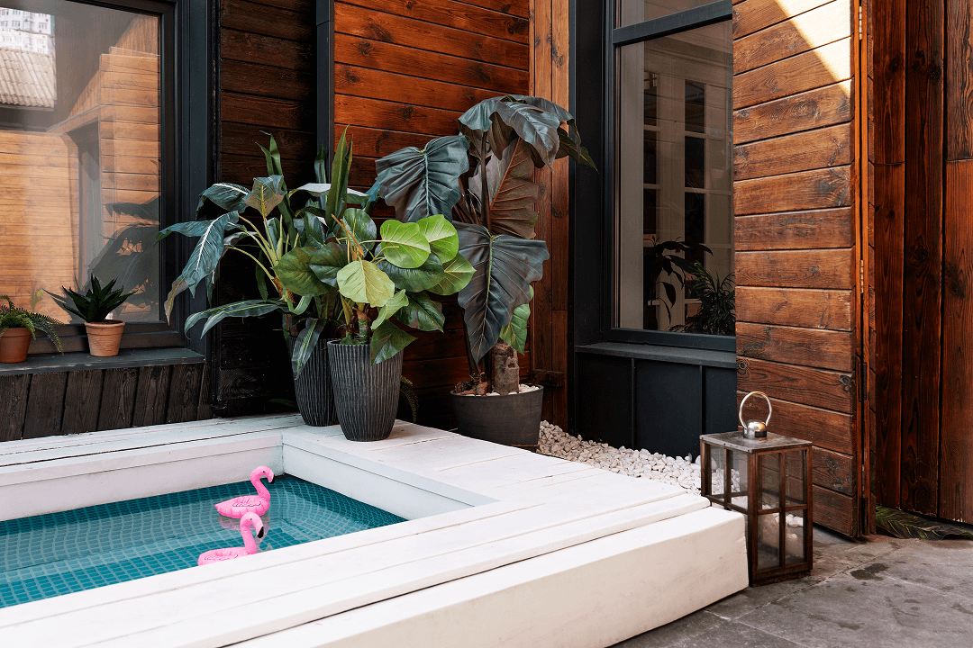 Terraza con bañera relajante en una casa de la playa 