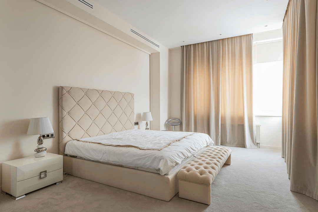 12 errores comunes en la decoración de un dormitorio 5 Dormitorio de tonos suaves decorado de forma sencilla