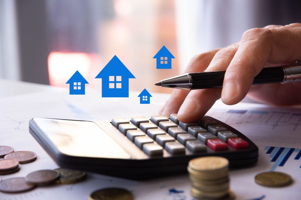 Cómo ahorrar en gastos del hogar este 2024 5 Hombre calculando los gastos del hogar