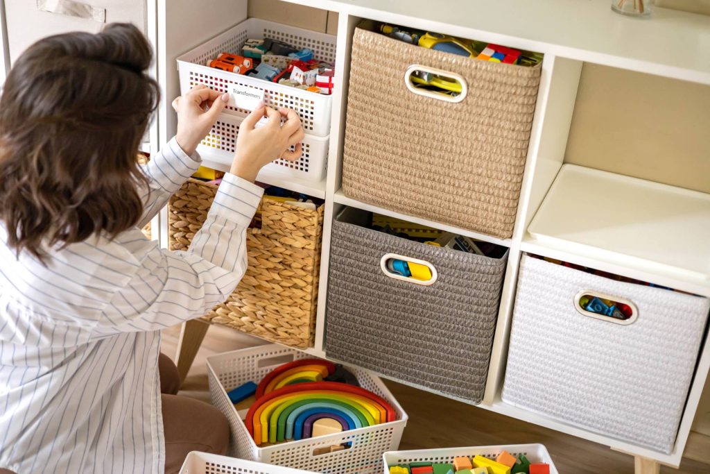 Persona ordenando los juguetes con el método Konmari