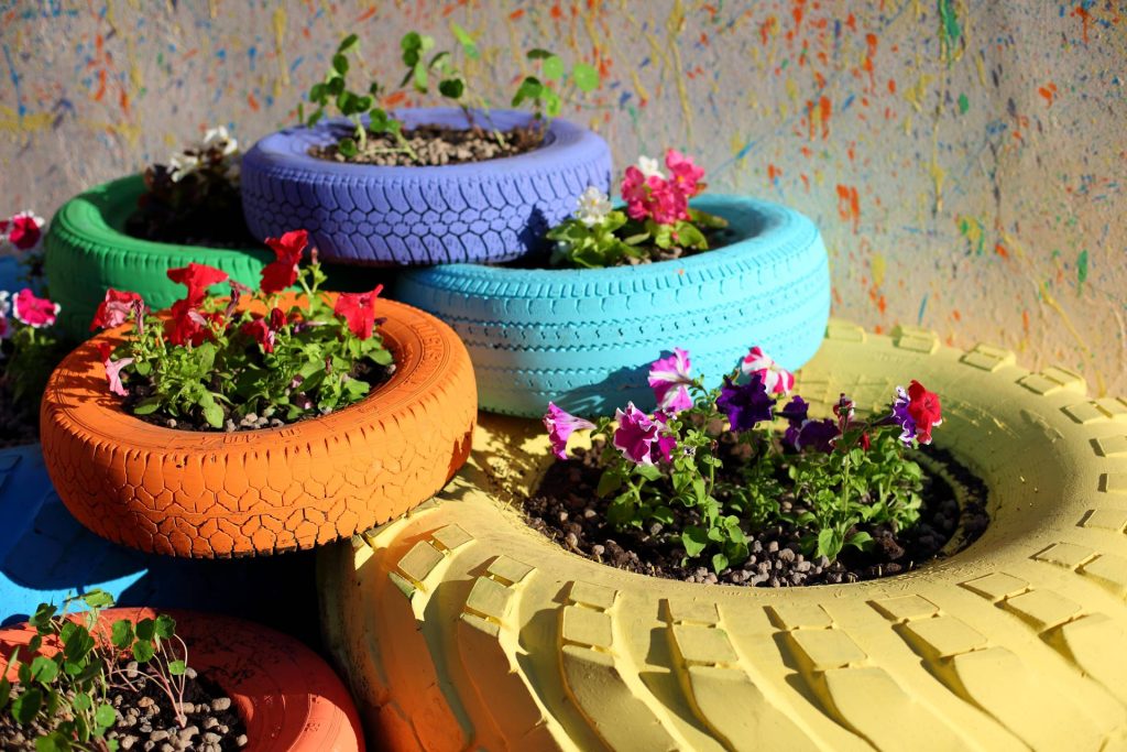 Reciclaje de ruedas para un jardín
