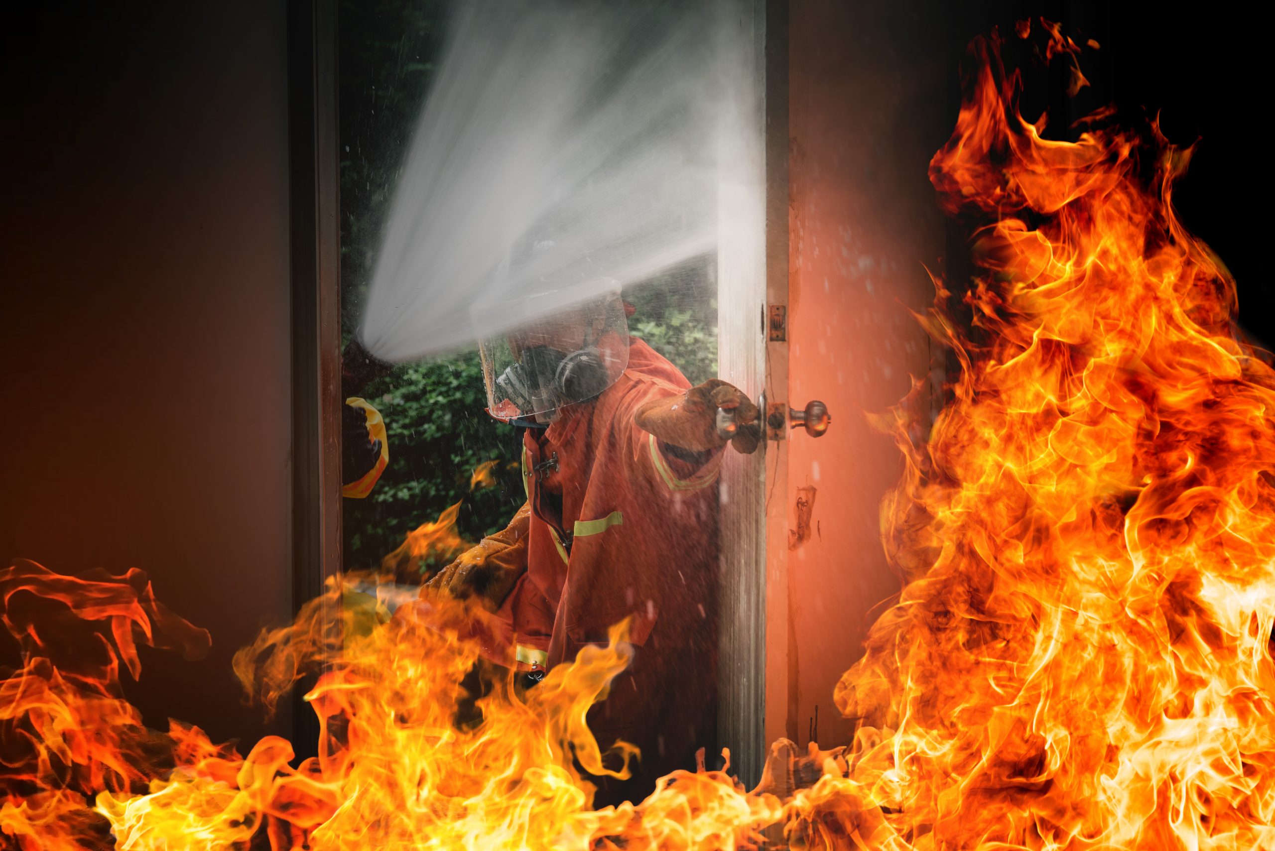 bombero apagando fuego