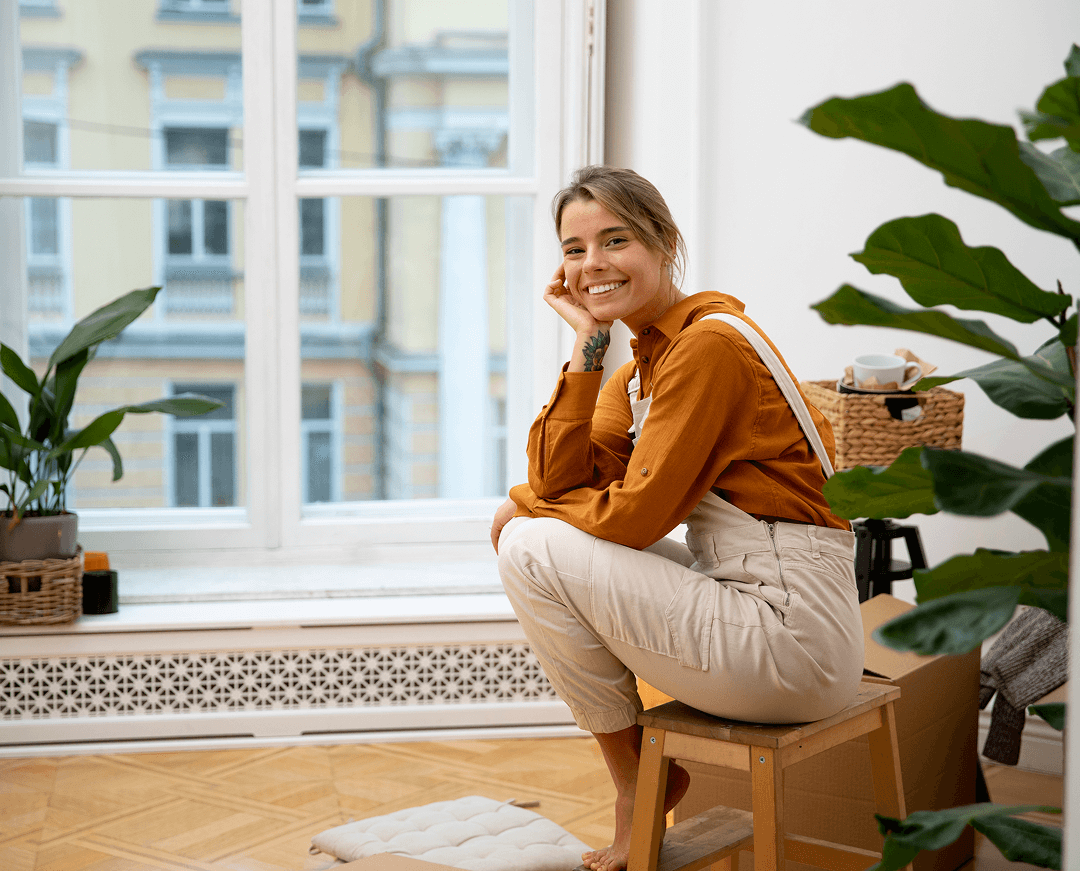 mujer joven mudanza en nuevo hogar