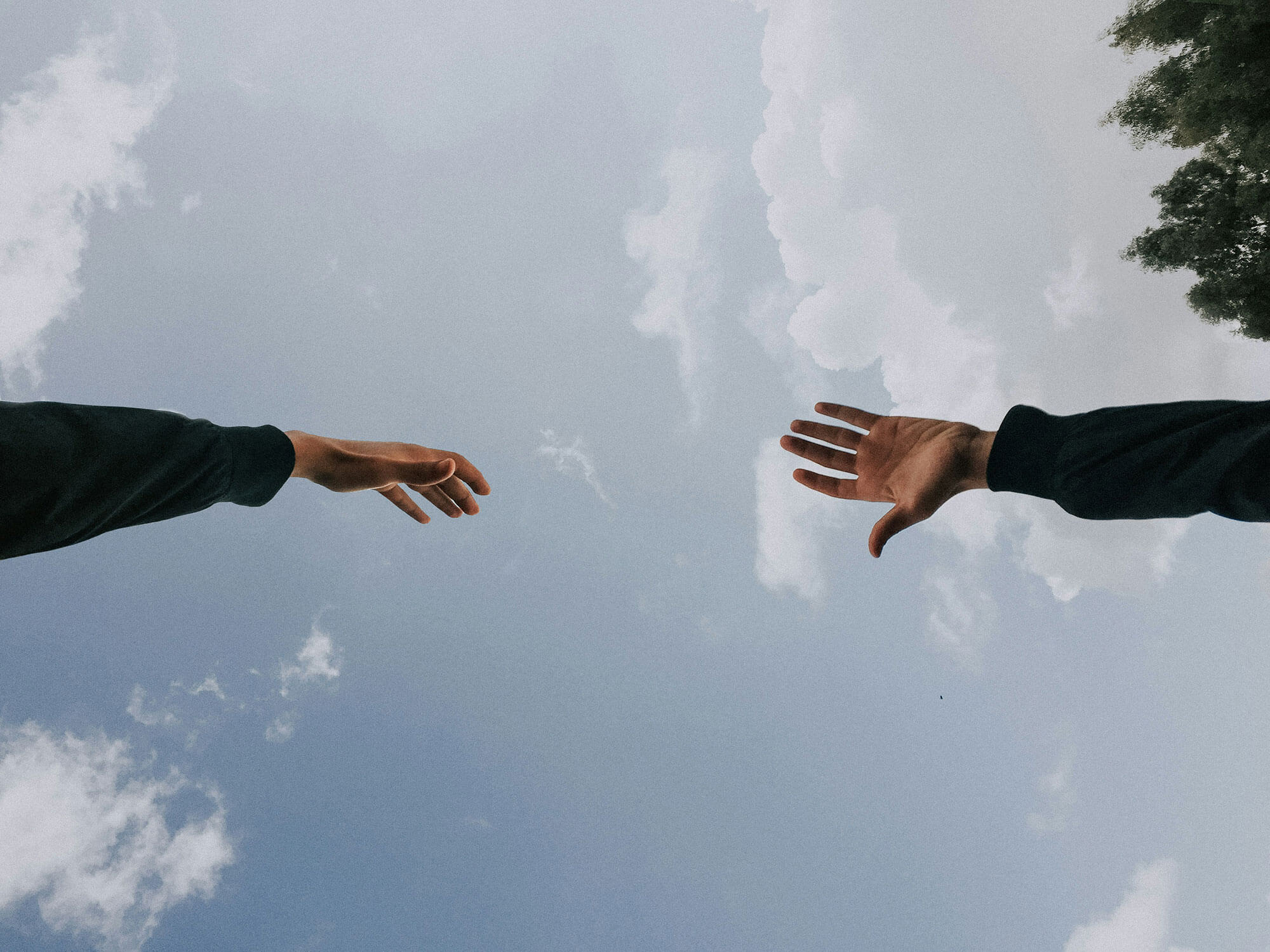 Plano del cielo con dos brazos