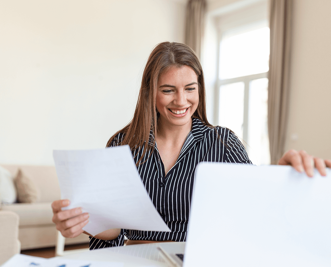 mujer de negocios analizando datos usando la computadora mientras pasa tiempo en la oficina hermosa joven mujer profesional sonriente en la oficina graficos y tablas 1 1