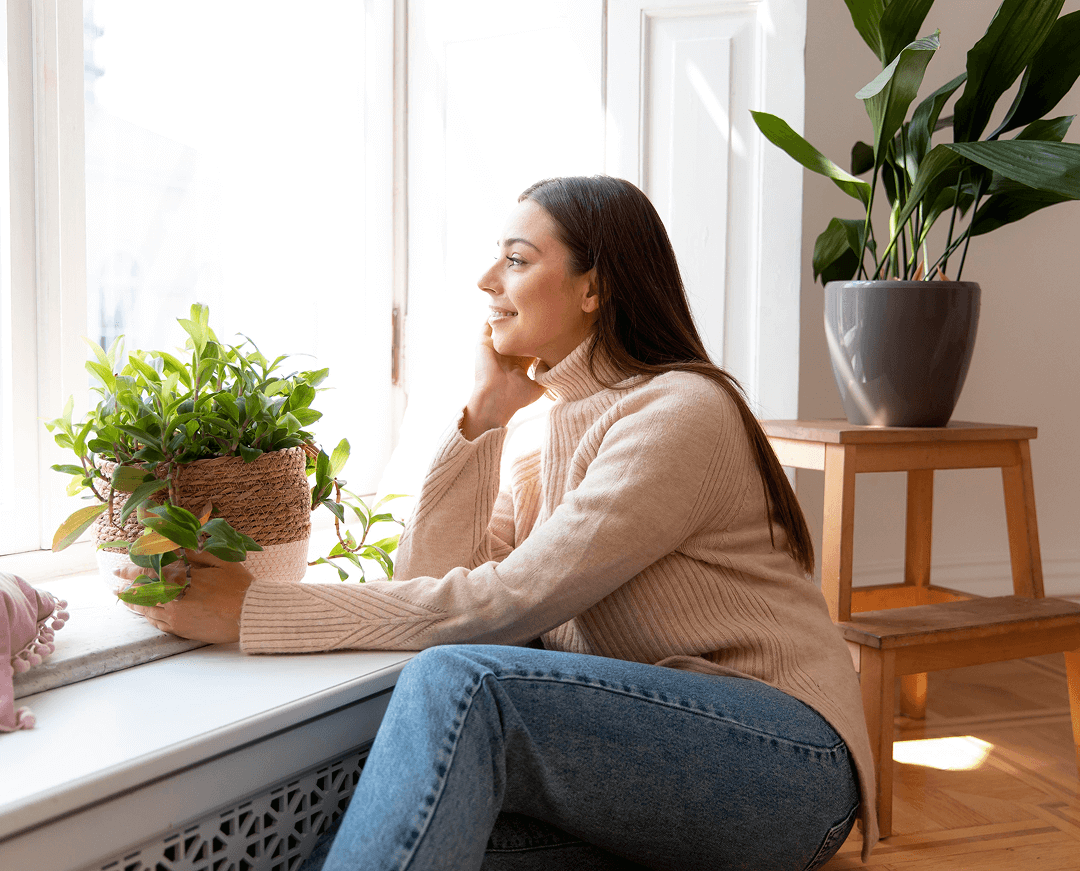 Ventilación cruzada natural, la solución ecológica para refrescar tu hogar 1 tiro medio mujer sosteniendo maceta