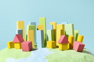 bloques de madera como edificios naturaleza muerta