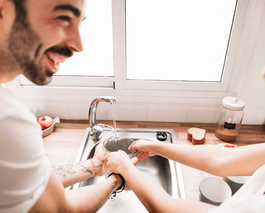 jarra de lavado de pareja alegre