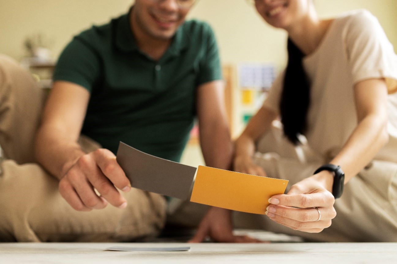 10 ideas para reformar una casa recién estrenada 4 familia eligiendo tonos para decorar su casa