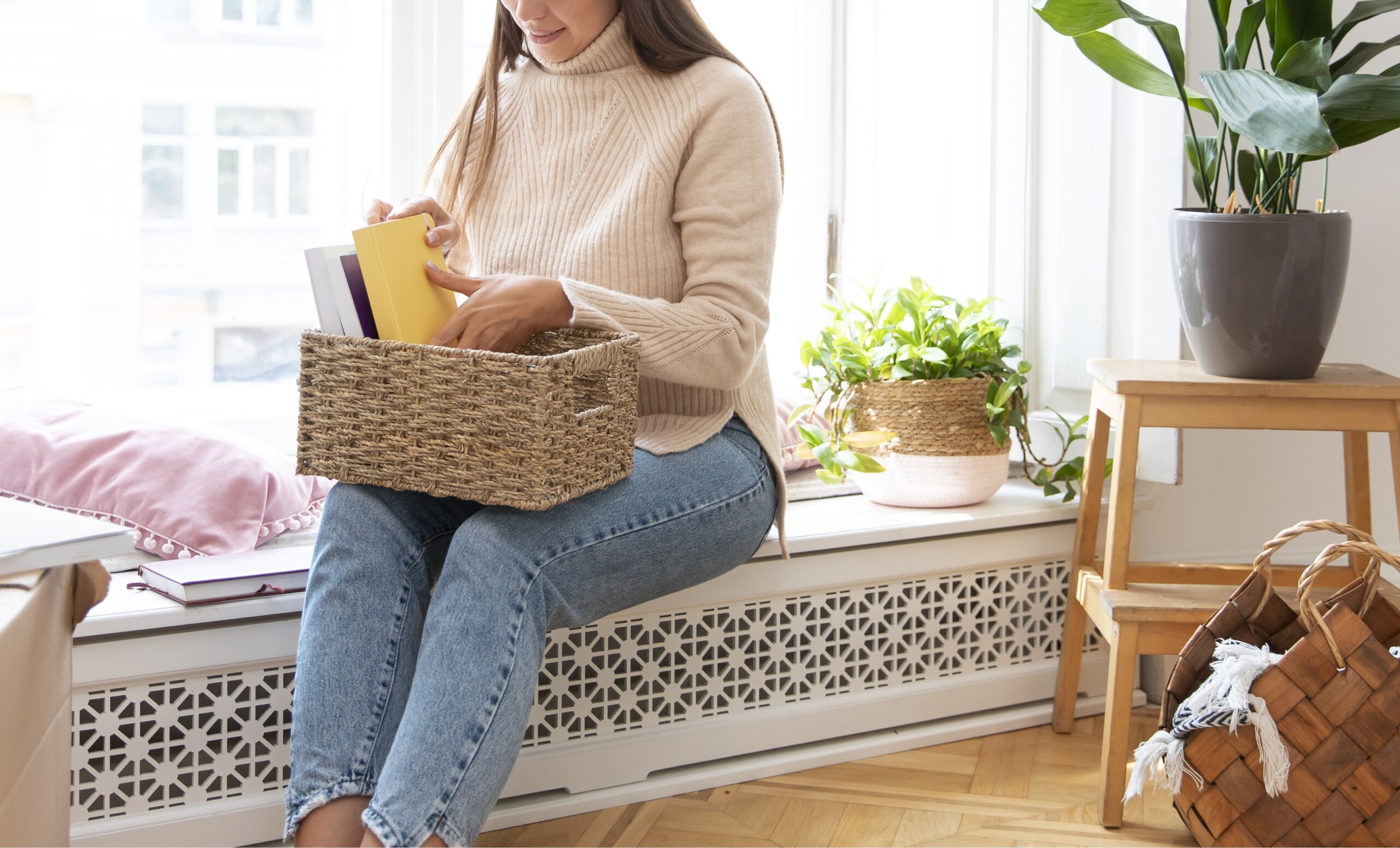 Qué es el método FlyLady y cómo aplicarlo en tu hogar para mantener el orden 8 mujer ordenando cesto