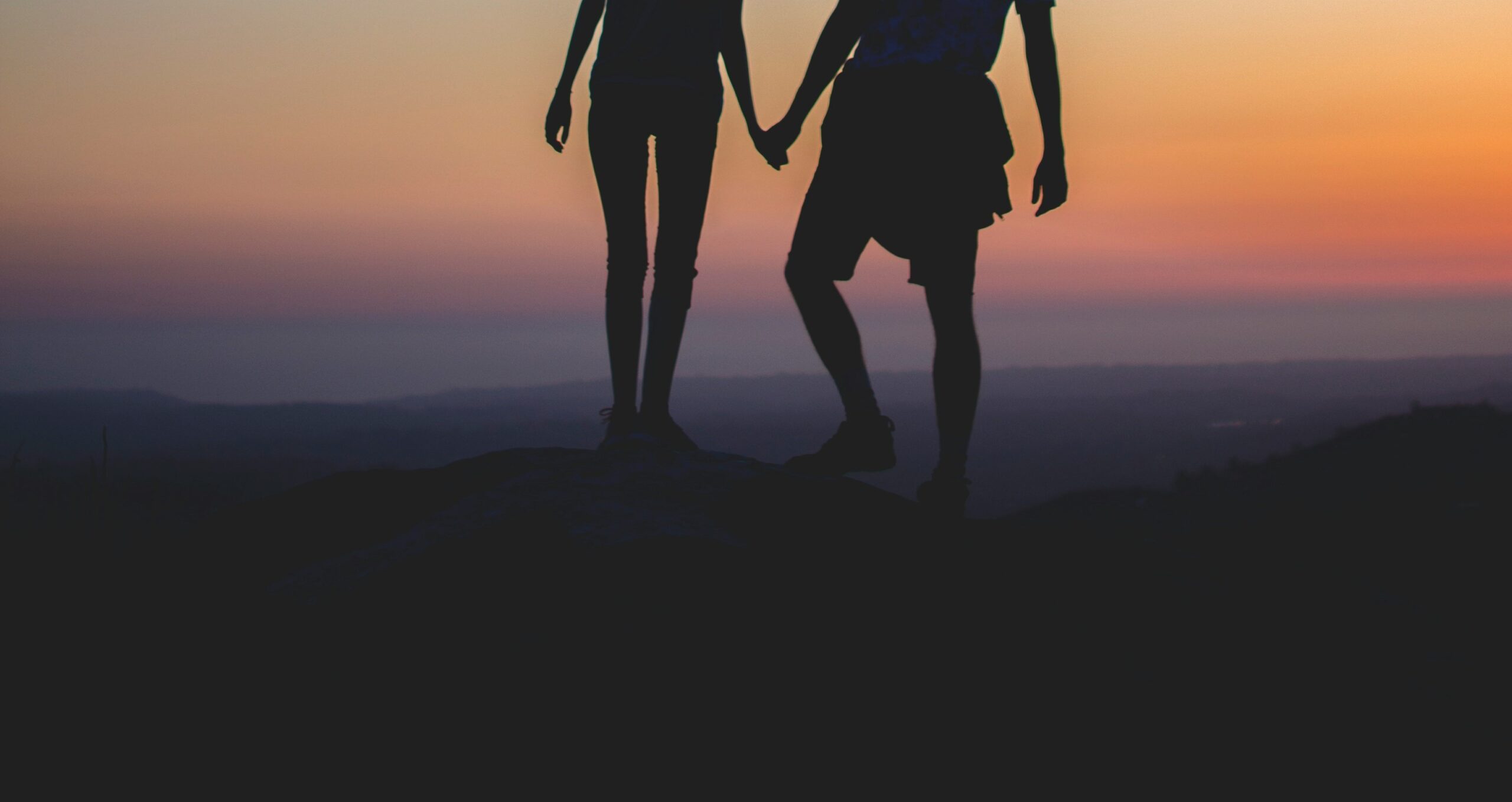 pareja dándose la mano